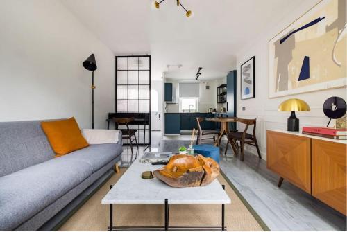 Contemporary central flat in Clerkenwell Green - Tap to explore photos