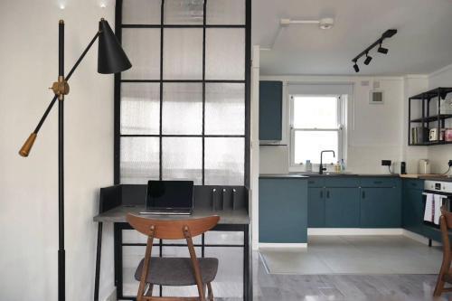 Contemporary central flat in Clerkenwell Green - Tap to explore photos
