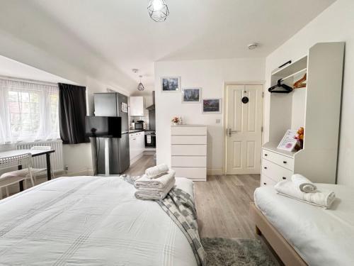 Charming Studio 30min to Central London - Tap to explore photos