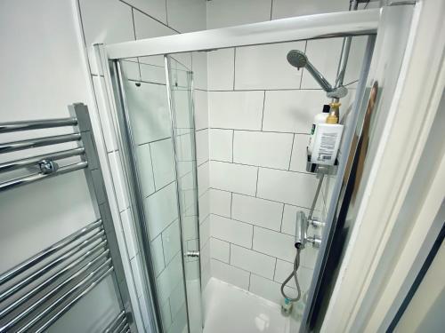 Charming Studio 30min to Central London - Tap to explore photos