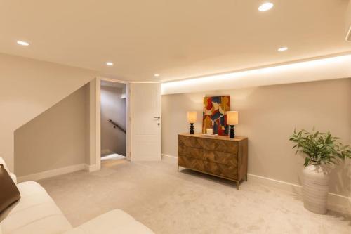 Chic 3 Bed Home in Notting Hill - Tap to explore photos
