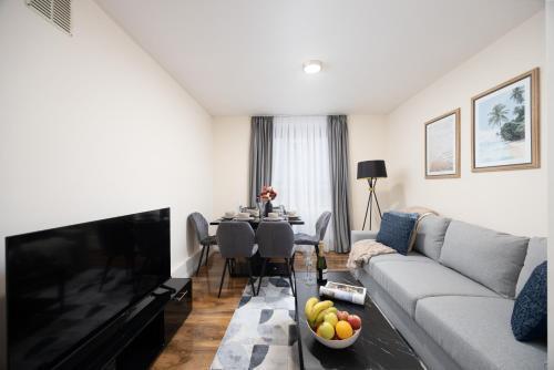 Elegant and Spacious 3 Bedroom Apartment in Fulham - Tap to explore photos
