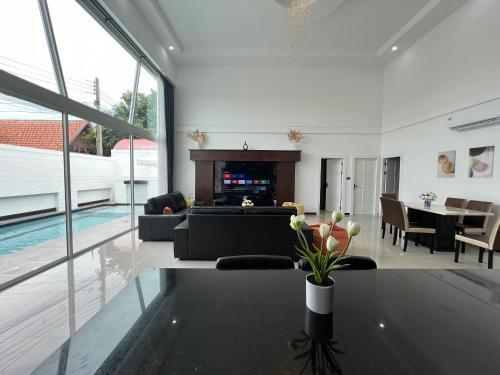 CityHouse-ROSES,private pool villa with Jacuzzi,near walking street - Tap to explore photos