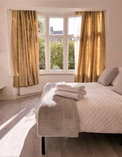 Comfy double room in Clapham - Tap to explore photos