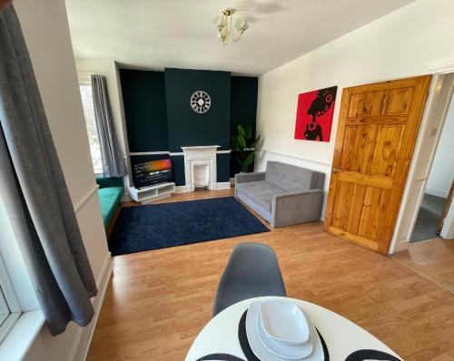 East End Short Stay Apartment - Tap to explore photos