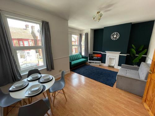 East End Short Stay Apartment - Tap to explore photos
