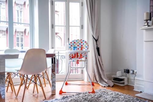 Elegant Bright Central London Flat - sleeps 5 - Tap to explore photos