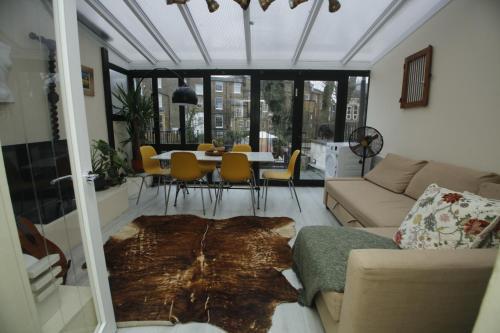 COSY CAMDEN 2 BEDROOM APARTMENT WITH TERRACE - Tap to explore photos