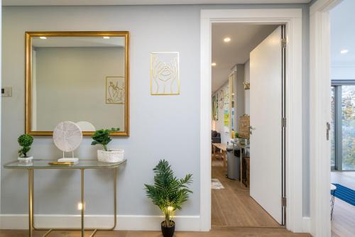 Nottinghill on river luxe flat with balcony - Tap to explore photos