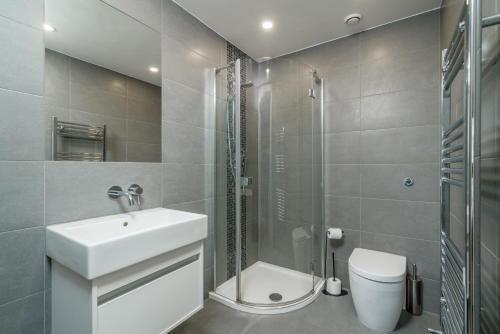 Nottinghill on river luxe flat with balcony - Tap to explore photos