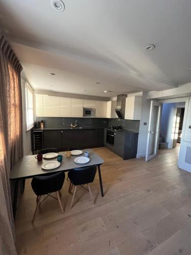 Modern two bed flat in Notting Hill - Tap to explore photos
