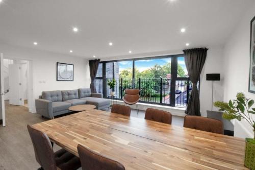 Modern Penthouse in Wembley - Tap to explore photos