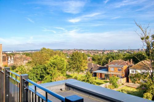 Modern Penthouse in Wembley - Tap to explore photos