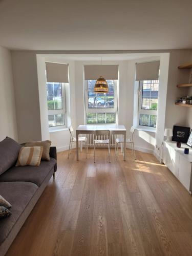 Modern Flat near Tower Bridge - Tap to explore photos
