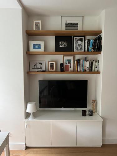 Modern Flat near Tower Bridge - Tap to explore photos