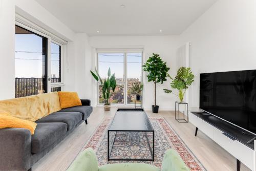 Docklands Two Bed Apartment - Tap to explore photos