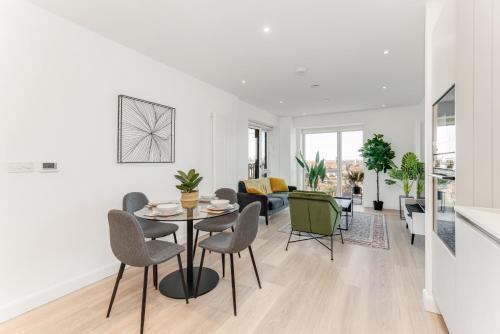 Docklands Two Bed Apartment - Tap to explore photos