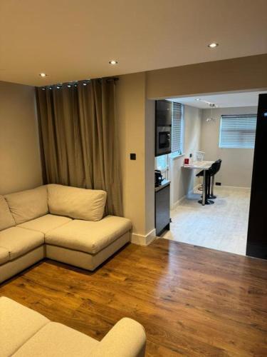 Double Bedroom in private Home- Canning Town by London Excel - Tap to explore photos