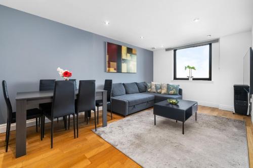 Modern Paddington Station 2 Bedroom Apartment - Tap to explore photos