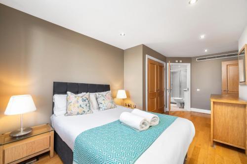 Modern Paddington Station 2 Bedroom Apartment - Tap to explore photos