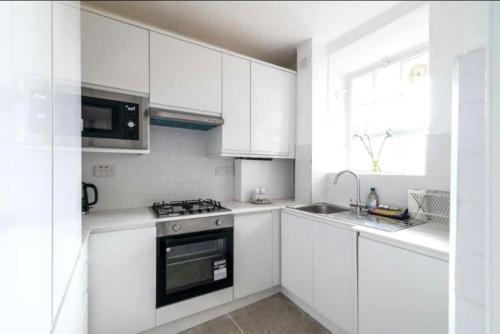 Modern Flat in Central London - Tap to explore photos