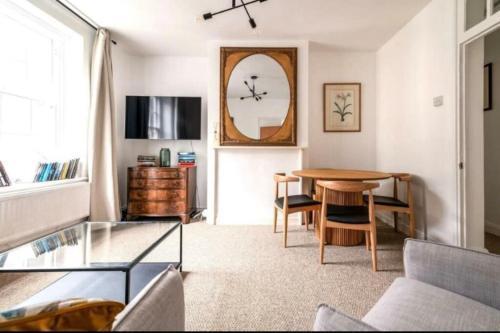 Modern Flat in Central London - Tap to explore photos