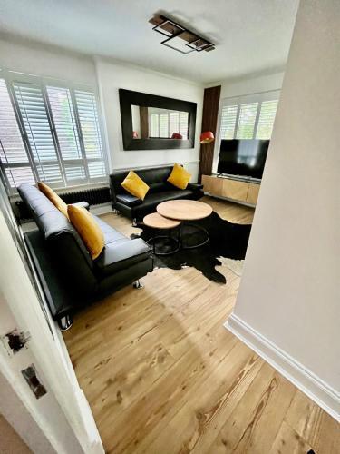 Newly refurbished ,chic, attractive 3 bedroom flat - Tap to explore photos