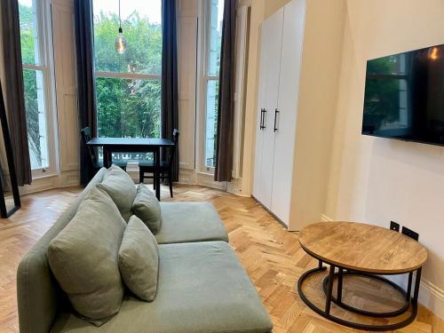 Fabulous Studio in the heart of Kensington - Tap to explore photos