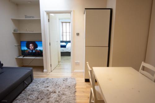 Evergreen Apartments- Flat 2 - Tap to explore photos