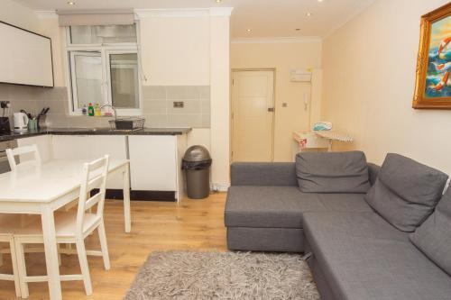 Evergreen Apartments- Flat 2 - Tap to explore photos