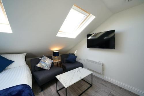 NEW Central Studio Apartment London 7 - Tap to explore photos