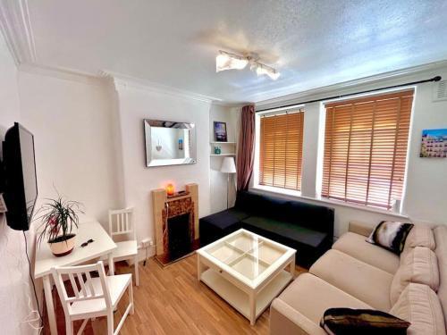 One bedroom flat SW8 - Tap to explore photos