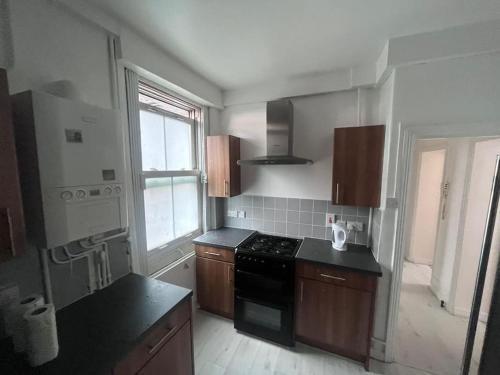 One bedroom flat SW8 - Tap to explore photos