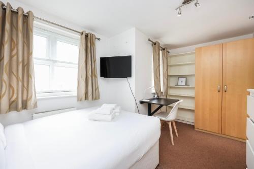 Double bedroom in Clapham - Tap to explore photos