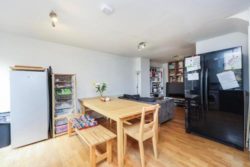 Double bedroom in Clapham - Tap to explore photos