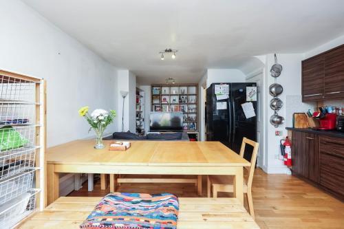 Double bedroom in Clapham - Tap to explore photos