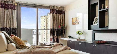 ExCel Centre 2 Bedroom Flat in East London - Tap to explore photos