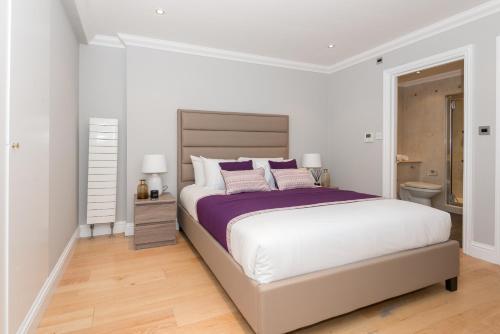 One bedroom Hyde Park Apartment - Tap to explore photos