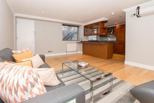 One bedroom Hyde Park Apartment - Tap to explore photos