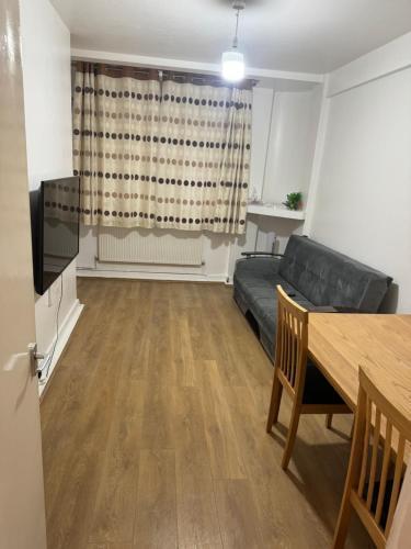 one bedroom apartment in Tower Bridge road - Tap to explore photos