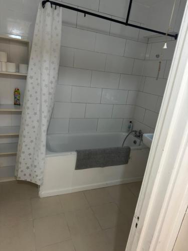 one bedroom apartment in Tower Bridge road - Tap to explore photos