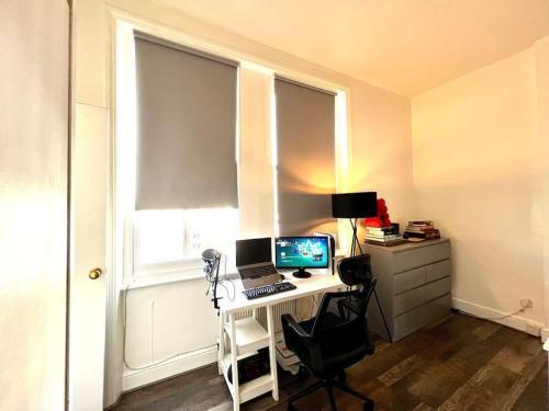 Perfect Location Central London Studio - Tap to explore photos