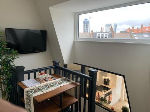 One Bedroom Apartment London - Tap to explore photos