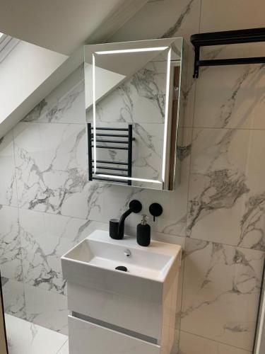 One Bedroom Apartment London - Tap to explore photos