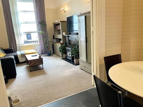 Entire 2 bedrooms Flat in Victoria, Central London - Tap to explore photos