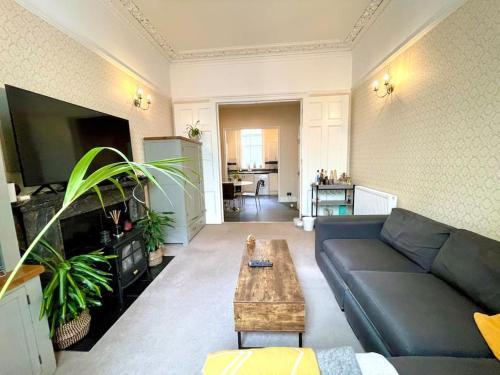 Entire 2 bedrooms Flat in Victoria, Central London - Tap to explore photos