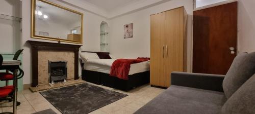 Fleetway Private Rooms - Tap to explore photos