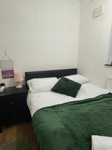 Fleetway Private Rooms Room Type - Standard Double Room with Shared Bathroom