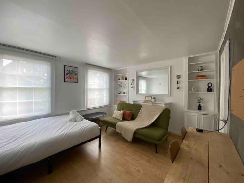 Flat in Kings Cross - Tap to explore photos