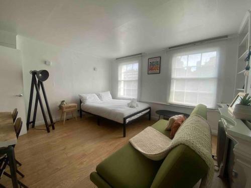 Flat in Kings Cross - Tap to explore photos
